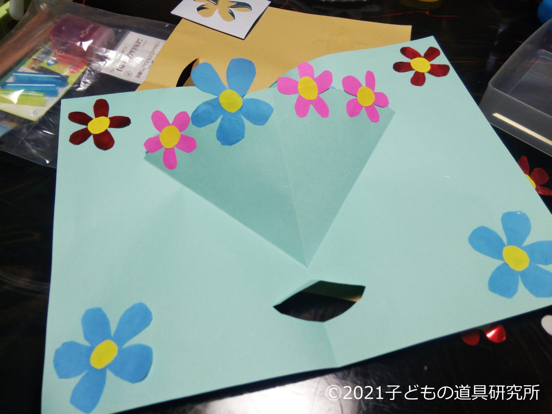 感謝の気持ちを手紙に 色画用紙でとびだす花束を作りました 子どもの道具研究所